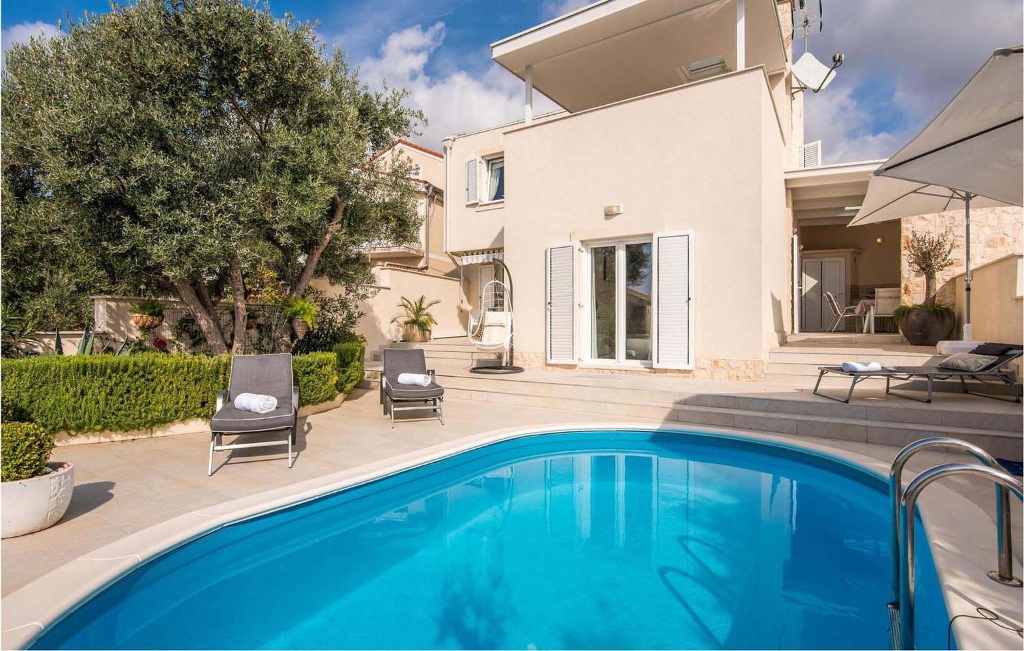 Beautiful Home In Martinscica With Wifi Екстериор снимка