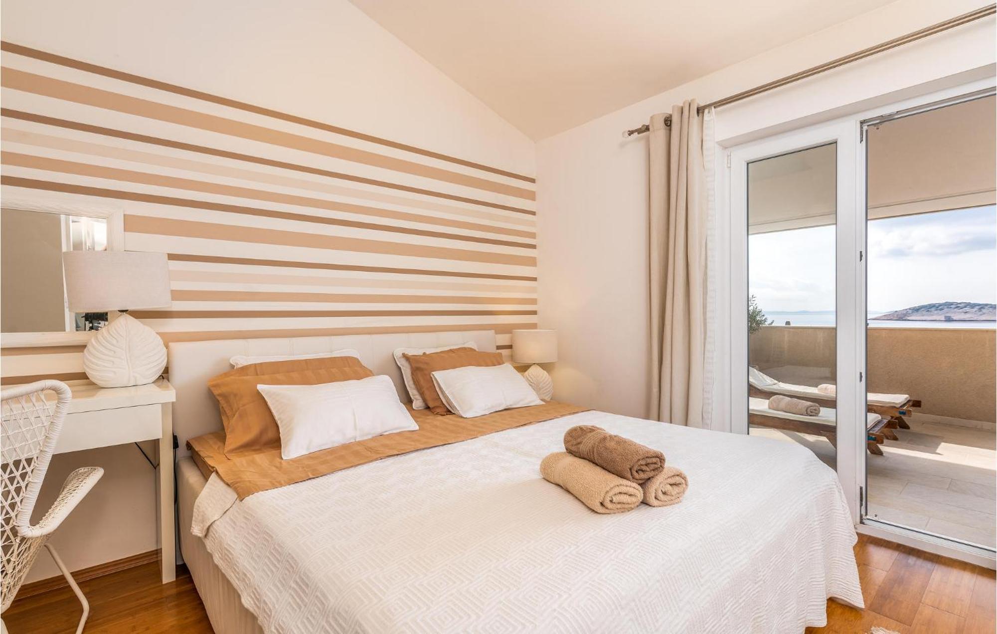 Beautiful Home In Martinscica With Wifi Екстериор снимка